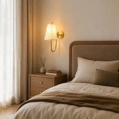 Franz&ouml;sische Wandleuchte aus Messing mit plissiertem Stoffschirm