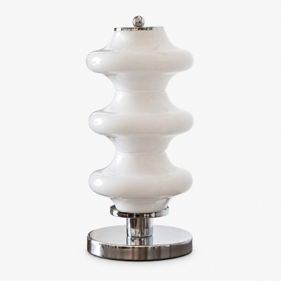 Lampa stołowa Bauhaus z opalowego szkła z rzeźbiarskim białym kloszem &ndash; chromowany akcent do szafki nocnej i przedpokoju