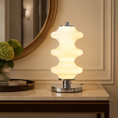 Lampa stołowa Bauhaus z opalowego szkła z rzeźbiarskim białym kloszem &ndash; chromowany akcent do szafki nocnej i przedpokoju