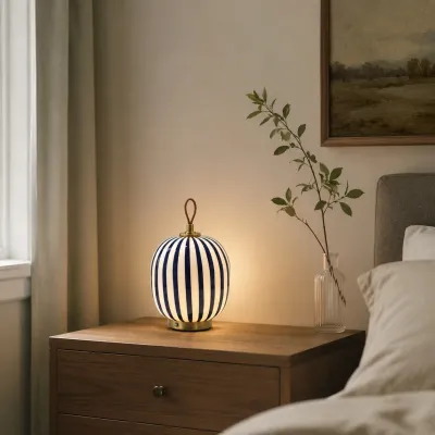 Lampa stołowa ze szkła w paski, akumulatorowa