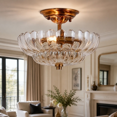Plafondlamp met bloemenmotief, messing en amberkleurig glas, halfverzonken.