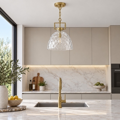 Moderne hanglamp van gehamerd glas met minimalistisch metalen design - geschikt voor boven een keukeneiland